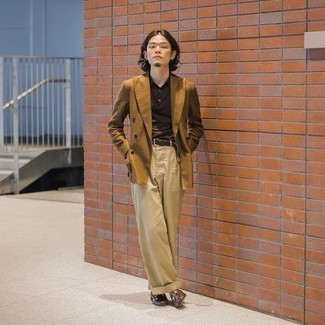 Какие двубортные пиджаки носить с коричневой футболкой-поло мужчине