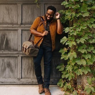 Какие джинсы носить с коричневой футболкой-поло мужчине