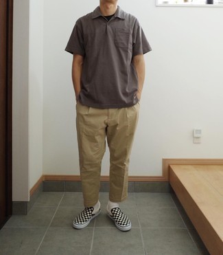 С чем носить коричневую футболку-поло мужчине