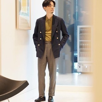 С чем носить коричневую футболку-поло мужчине