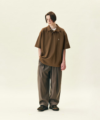 С чем носить коричневую футболку-поло мужчине