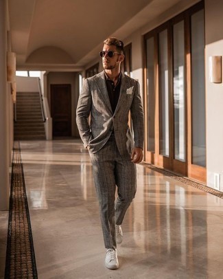 С чем носить коричневую футболку-поло мужчине