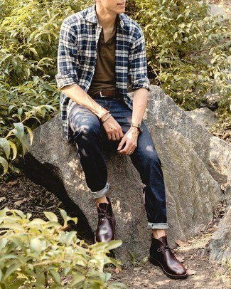 С чем носить коричневую футболку-поло мужчине