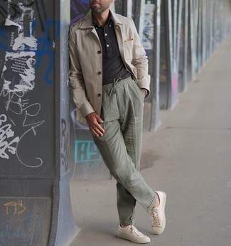 С чем носить коричневую футболку-поло мужчине