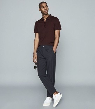 С чем носить коричневую футболку-поло мужчине