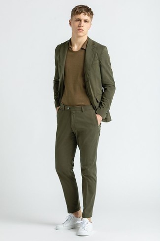 С чем носить коричневую футболку-поло мужчине