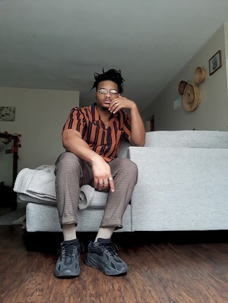 С чем носить коричневую футболку-поло мужчине