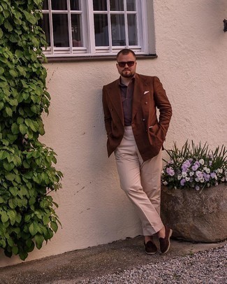 С чем носить коричневую футболку-поло мужчине