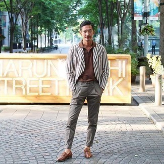 Какие лоферы носить с коричневой футболкой-поло мужчине