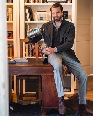 С чем носить коричневый свитер с воротником поло мужчине