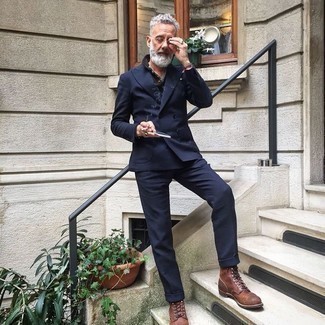 С чем носить коричневый свитер с воротником поло мужчине