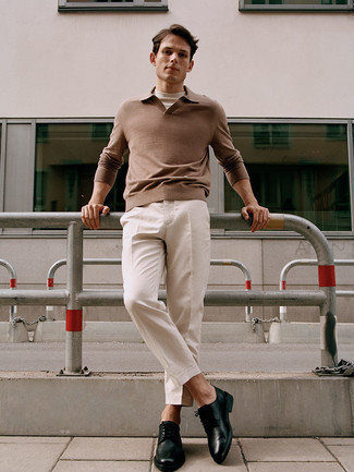 С чем носить коричневый свитер с воротником поло мужчине