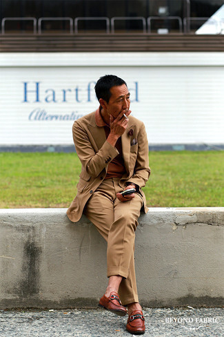 Как носить коричневую футболку-поло с светло-коричневым костюмом