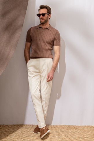 Как носить коричневую футболку-поло с белыми брюками чинос