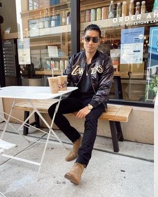 С чем носить коричневый бомбер с принтом мужчине