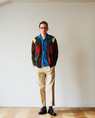 С чем носить коричневый кардиган с принтом мужчине