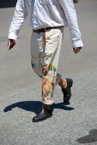 С чем носить коричневый кожаный ремень с принтом мужчине