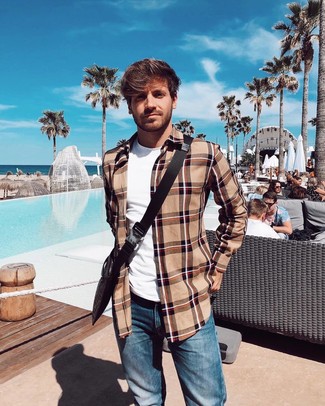 С чем носить коричневую сумку почтальона с принтом