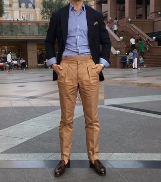 С чем носить коричневый нагрудный платок с принтом