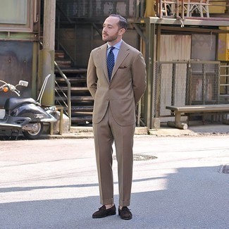 С чем носить коричневый нагрудный платок с принтом