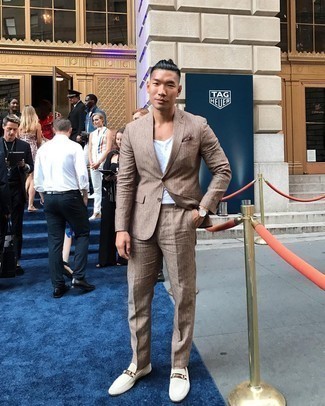 С чем носить коричневый нагрудный платок с принтом