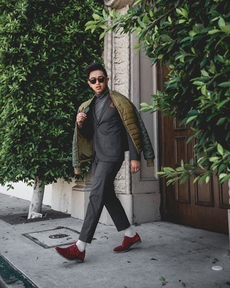 С чем носить коричневый нагрудный платок с принтом