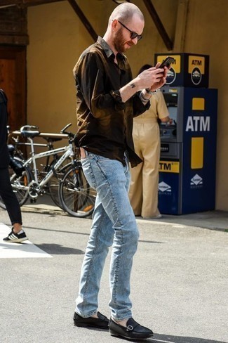 С чем носить коричневую рубашку с принтом мужчине