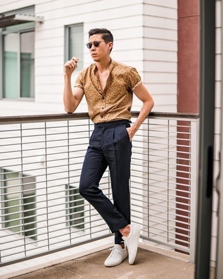 С чем носить коричневую рубашку с принтом мужчине