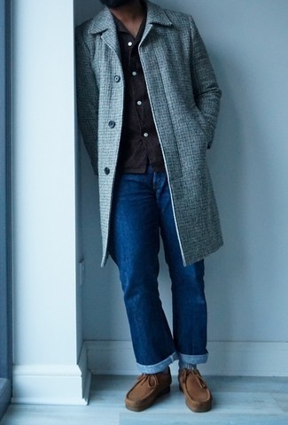 С чем носить коричневую рубашку с принтом мужчине