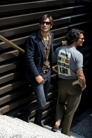 С чем носить коричневую рубашку с принтом мужчине