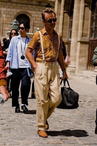 С чем носить коричневую рубашку с принтом мужчине