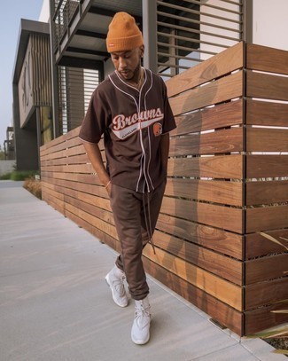 С чем носить коричневую рубашку с принтом мужчине