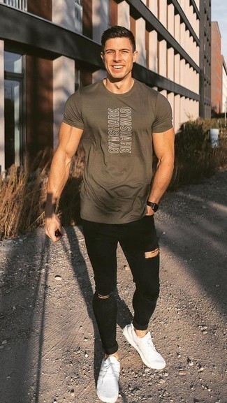 С чем носить коричневую футболку с принтом мужчине