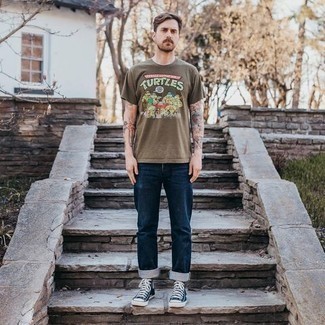 С чем носить коричневую футболку с принтом мужчине