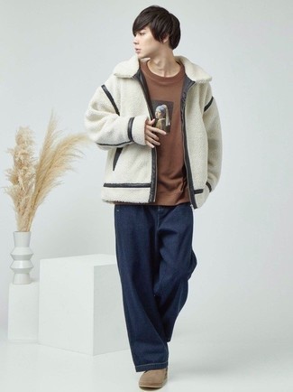 С чем носить коричневую футболку с принтом мужчине