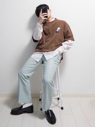 С чем носить коричневую футболку с принтом мужчине