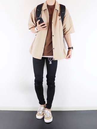 С чем носить коричневую футболку с принтом мужчине