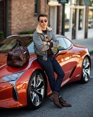 С чем носить коричневую футболку с принтом мужчине