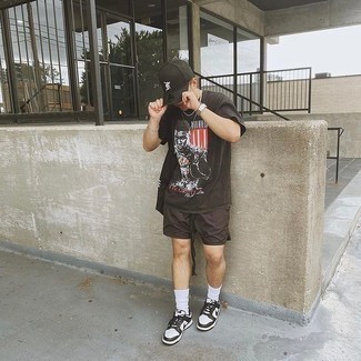 С чем носить коричневую футболку с принтом мужчине