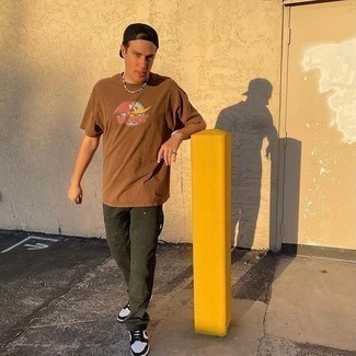 С чем носить коричневую футболку с принтом мужчине