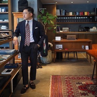 С чем носить коричневый галстук с принтом мужчине