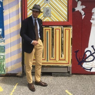 С чем носить коричневый галстук с принтом мужчине