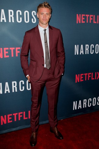 С чем носить коричневый галстук с принтом мужчине