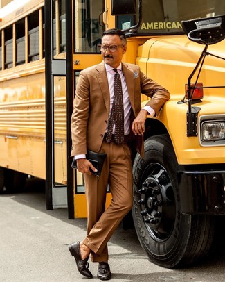 С чем носить коричневый галстук с принтом мужчине