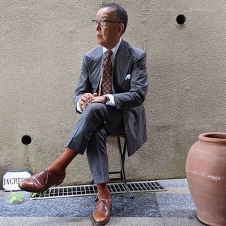 С чем носить коричневый галстук с принтом мужчине