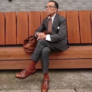 С чем носить коричневый галстук с принтом мужчине