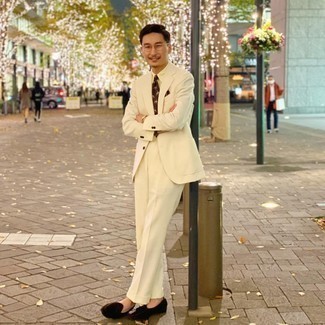 С чем носить коричневый галстук с принтом мужчине