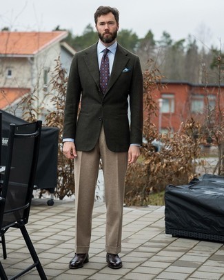 С чем носить коричневый галстук с принтом мужчине