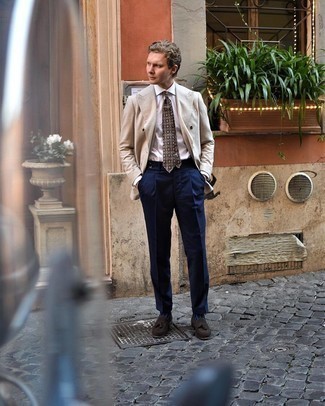 С чем носить коричневый галстук с принтом мужчине