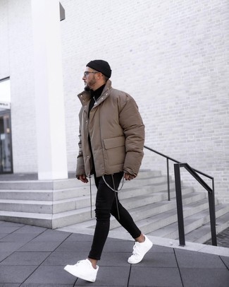 Как носить коричневую куртку-пуховик с черными джинсами мужчине